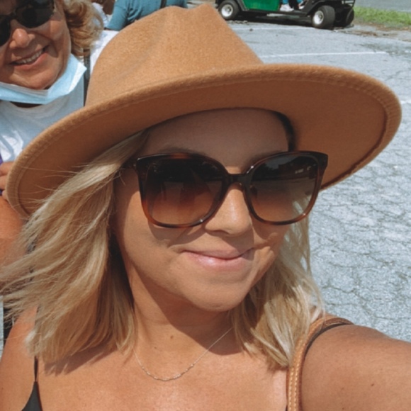 Meet your Posher, Lauren - Picture 1 of 1